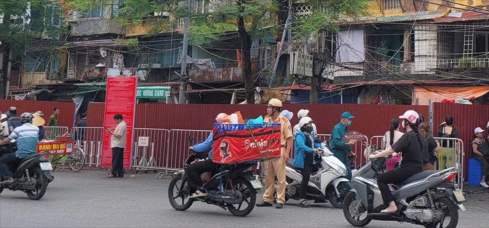 C&aacute;c lực lượng c&ugrave;ng v&agrave;o cuộc. Ảnh: Tiến Bảo