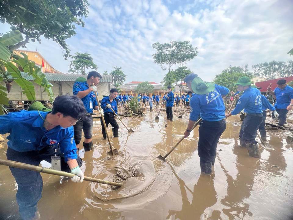 Sinh viên Trường ĐH Kinh tế quốc dân hỗ trợ bà con vùng lũ