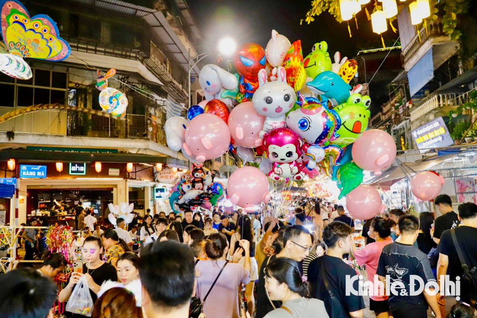 &nbsp;C&agrave;ng về đ&ecirc;m, phố H&agrave;ng M&atilde; c&agrave;ng chật k&iacute;n người d&acirc;n đổ về vui chơi tạo n&ecirc;n một bầu kh&ocirc;ng kh&iacute; nhộn nhịp, c&aacute;c tuyến phố l&acirc;n cận chật cứng người qua lại, việc di chuyển cũng vất vả hơn.