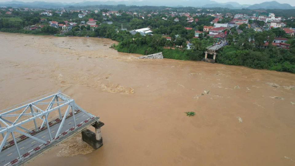 S&aacute;ng 9/9, cầu Phong Ch&acirc;u bắc qua s&ocirc;ng Hồng nối liền 2 huyện Tam N&ocirc;ng v&agrave; L&acirc;m Thao của tỉnh Ph&uacute; Thọ bất ngờ bị sập g&atilde;y 2 nhịp 6 v&agrave; 7. Ảnh: Lương Giang