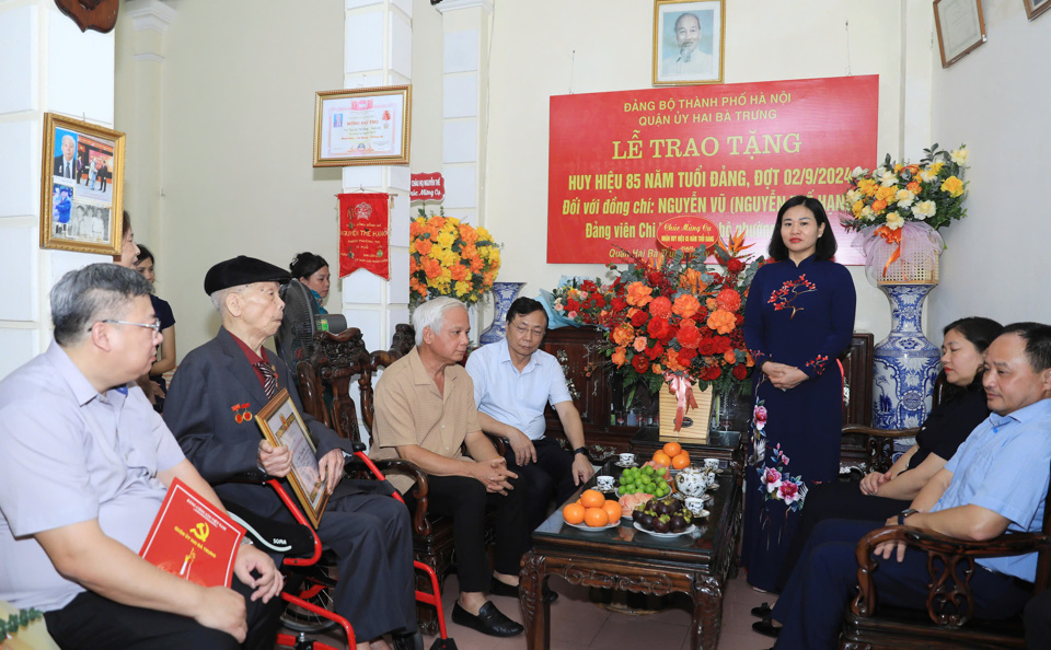 Ph&oacute; B&iacute; thư Thường trực Th&agrave;nh ủy Nguyễn Thị Tuyến ph&aacute;t biểu ch&uacute;c mừng đảng vi&ecirc;n l&atilde;o th&agrave;nh Nguyễn Vũ.