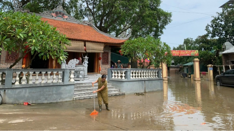 Người d&acirc;n dọn dẹp trước&nbsp;khu vực đền Đại Lộ, x&atilde; Ninh Sở,&nbsp;huyện Thường T&iacute;n&nbsp;