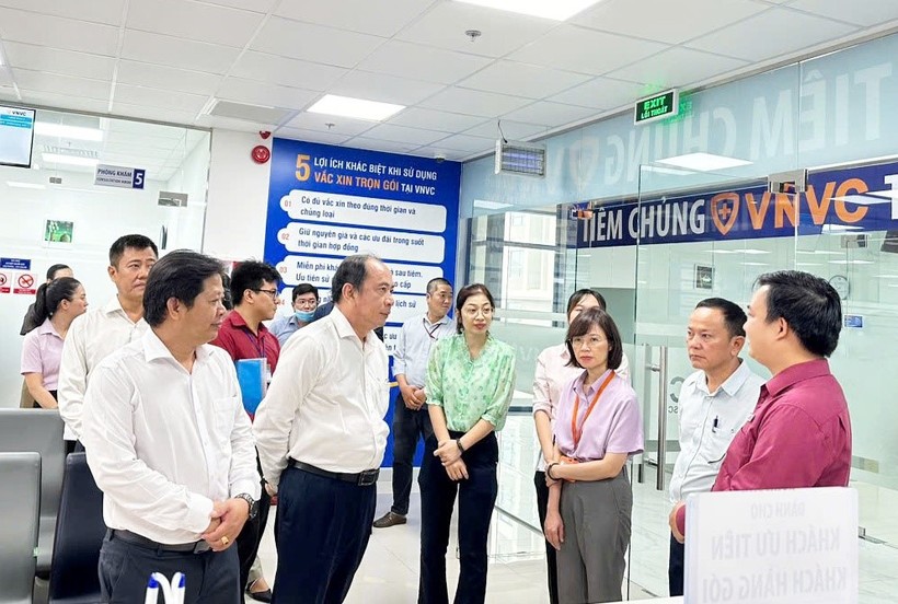 PGS.TS Tăng Ch&iacute; Thượng (h&agrave;ng đầu, thứ hai từ tr&aacute;i qua) v&agrave; Ph&oacute; gi&aacute;m đốc Trung t&acirc;m kiểm so&aacute;t bệnh tật&nbsp; TP Hồ Ch&iacute; Minh&nbsp;- ThS.BS L&ecirc; Hồng Nga (&aacute;o t&iacute;m) đến thăm v&agrave; gi&aacute;m s&aacute;t việc triển khai chiến dịch ti&ecirc;m vắc xin sởi miễn ph&iacute; cho trẻ từ 1-10 tuổi s&aacute;ng 17/9 tại VNVC Quận 8 ( TP Hồ Ch&iacute; Minh). Ảnh: Mộc Thảo