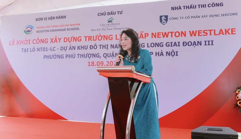 Nh&agrave; gi&aacute;o L&ecirc; Thị B&iacute;ch Dung - Ph&oacute; Chủ tịch HĐQT, nh&agrave; s&aacute;ng lập Hệ thống Trường li&ecirc;n cấp Newton ph&aacute;t biểu tại buổi lễ.