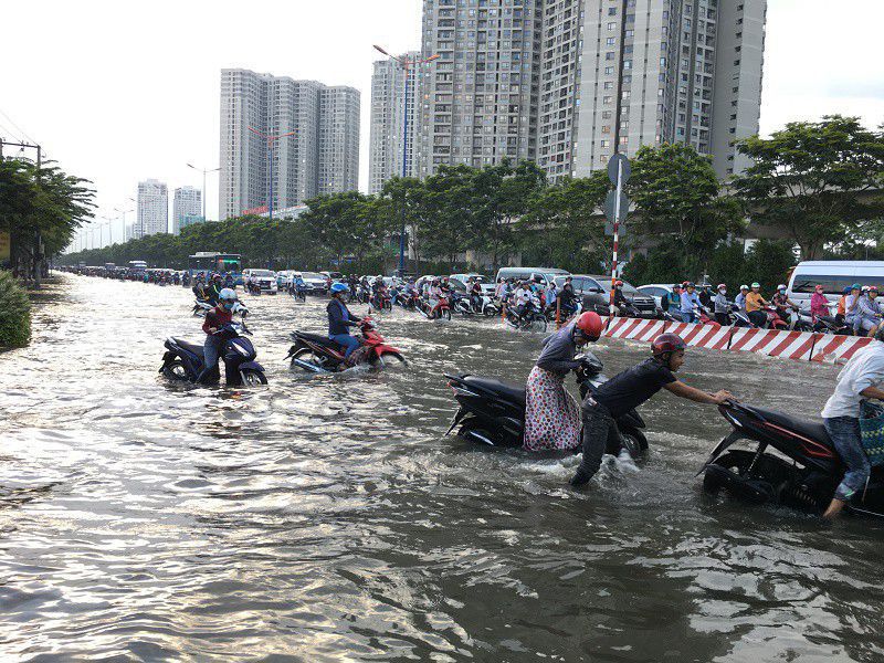 Đường xa lộ H&agrave; Nội tại TP Thủ Đức ngập s&acirc;u sau một trận mưa lớn (ảnh: MK)