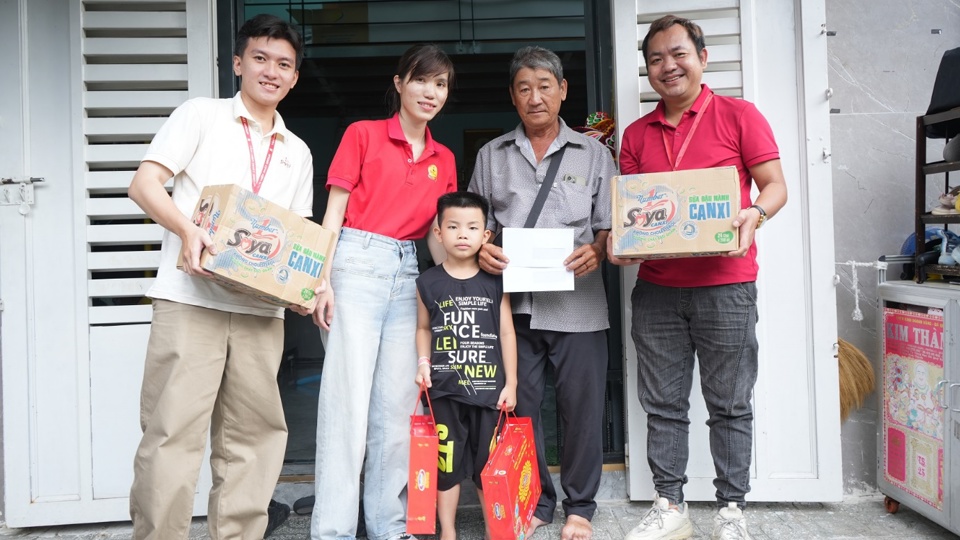 Ch&aacute;u H&agrave;ng Quốc Hiếu c&ugrave;ng &ocirc;ng H&agrave;ng Hữu Nghĩa vui mừng khi nhận qu&agrave; Tết Trung thu từ c&ocirc;ng ty T&acirc;n Hiệp Ph&aacute;t. Ảnh: Trần Kh&aacute;nh.