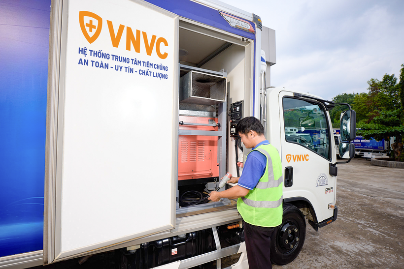 VNVC c&oacute; hệ thống xe lạnh đạt chuẩn GSP được v&iacute; như &ldquo;Kho lạnh di động&rdquo; c&oacute; trang bị m&aacute;y ph&aacute;t điện dự ph&ograve;ng, lu&ocirc;n đảm bảo vắc xin được vận chuyển, bảo quản trong điều kiện chuẩn.