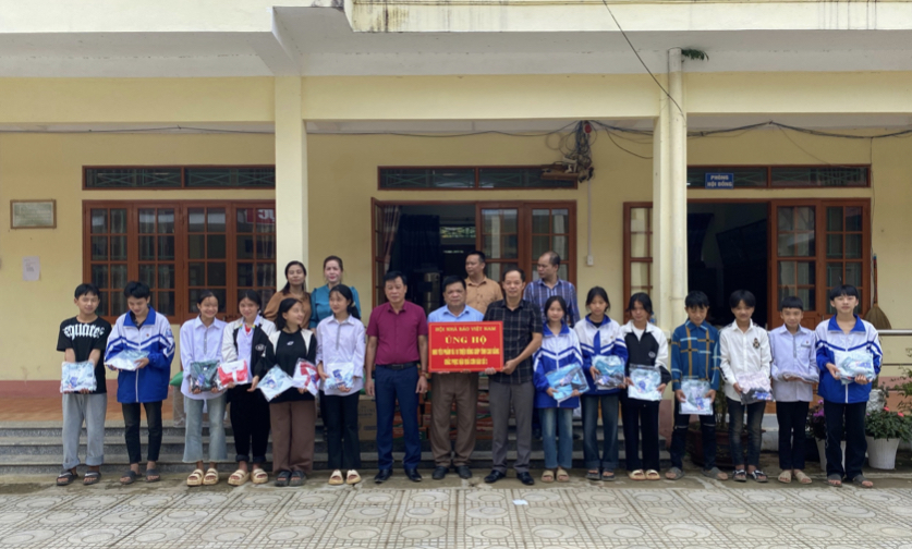 Đoàn công tác trao quà cho các em học sinh tại xã Ca Thành, huyện Nguyên Bình.