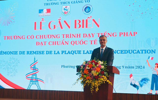 Đại sứ Olivier Brochet ch&uacute;c mừng v&agrave; tặng hoa nh&agrave; trường