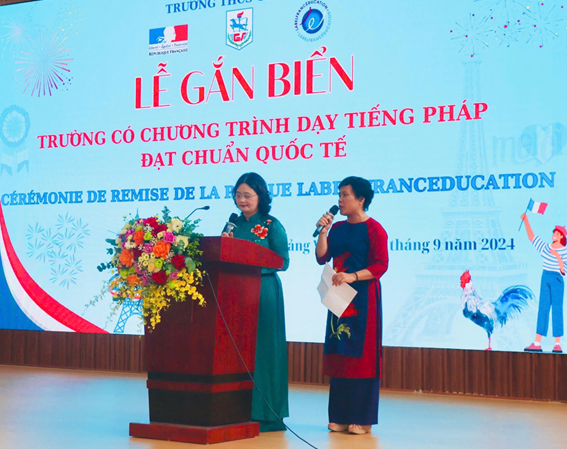 C&ocirc; gi&aacute;o T&ocirc; Thị Hải Yến - B&iacute; thư Chi bộ, Hiệu trưởng nh&agrave; trường ph&aacute;t biểu tại buổi lễ.