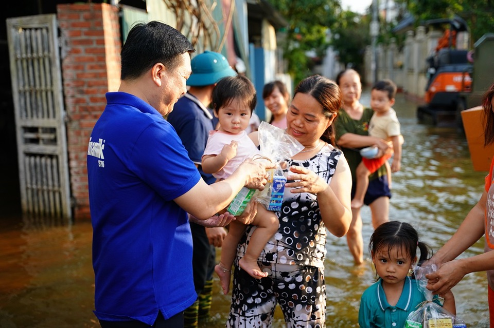 Những hộp sữa, g&oacute;i b&aacute;nh đến với nhiều em nhỏ đ&uacute;ng dịp Trung thu.