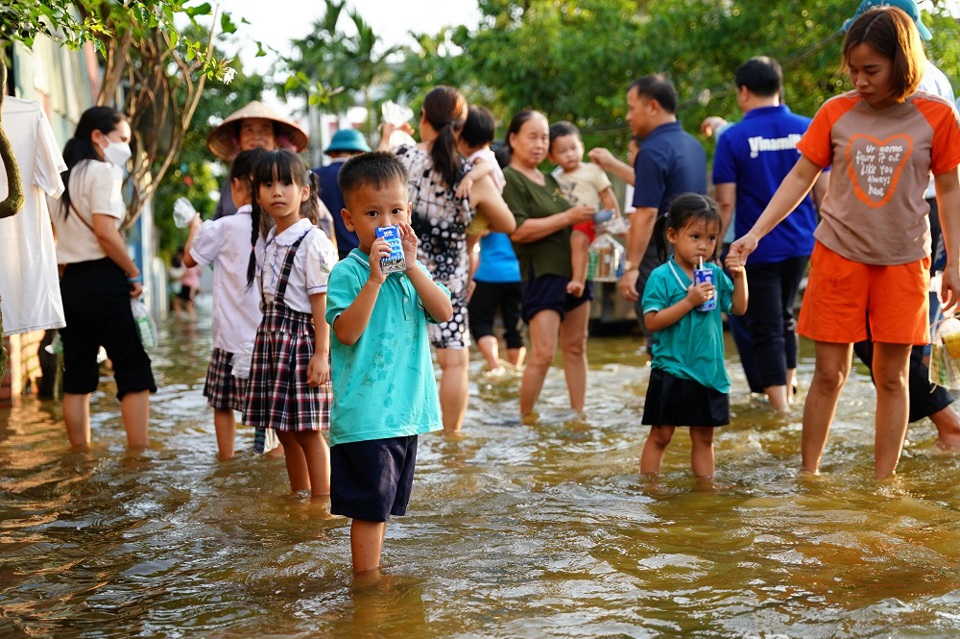 Hơn một tuần sau mưa b&atilde;o, nhiều khu vực ngoại th&agrave;nh H&agrave; Nội c&aacute;c hộ d&acirc;n vẫn &ldquo;sống chung với lũ&rdquo;.