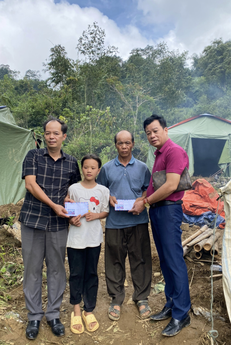 Chủ tịch Hội Nh&agrave; b&aacute;o Cao Bằng Trần Ho&agrave;i Nam v&agrave; C&ocirc;ng ty TNHH B&ecirc; t&ocirc;ng tươi tuổi trẻ Cao Bằng trao hỗ trợ cho em Triệu Thị Phương v&agrave; Triệu Kim Th&agrave;nh tại x&atilde; Ca Th&agrave;nh huyện Nguy&ecirc;n B&igrave;nh.