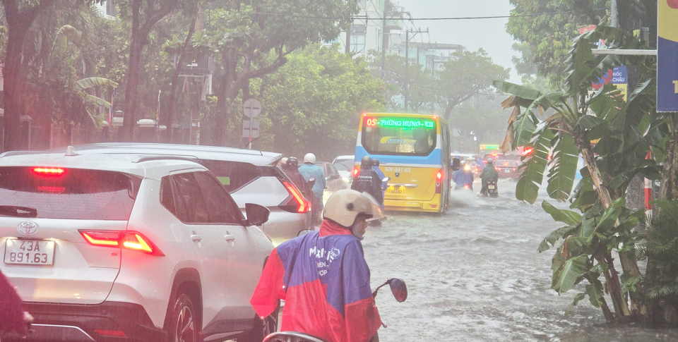 Theo ghi nhận, nhiều tuyến phố ngập nặng như Nguyễn Văn Linh, H&agrave;m Nghi, L&ecirc; Duẩn, N&uacute;i Th&agrave;nh, Nguyễn Tri Phương, Quang Trung&hellip;