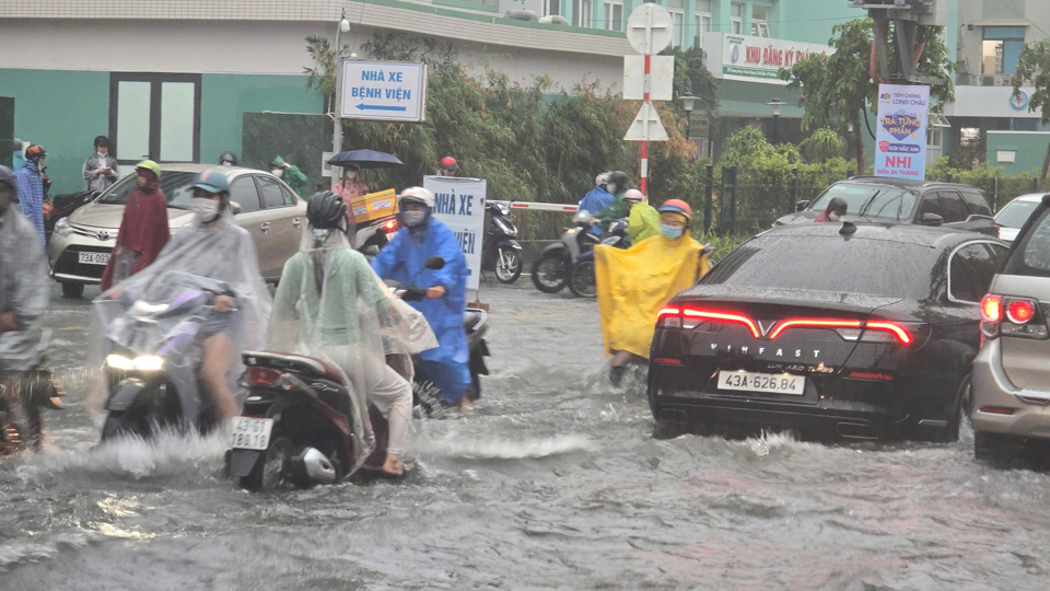 C&oacute; nơi nước ngập nửa b&aacute;nh xe khiến c&aacute;c phương tiện lưu th&ocirc;ng rất kh&oacute; khăn.