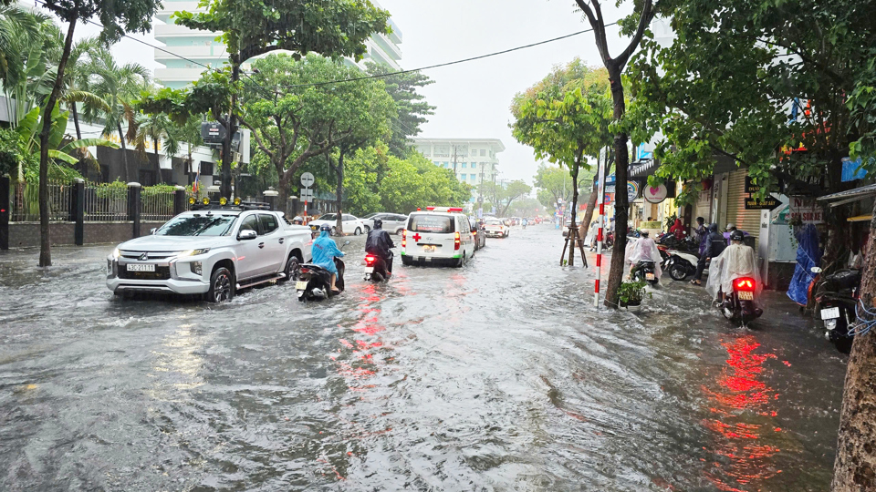 Dự b&aacute;o trong h&ocirc;m nay Đ&agrave; Nẵng tiếp tục c&oacute; mưa vừa, mưa to đến rất to. Tr&ecirc;n v&ugrave;ng biển c&oacute; mưa r&agrave;o v&agrave; d&ocirc;ng mạnh. Trong cơn d&ocirc;ng cần đề ph&ograve;ng lốc, s&eacute;t v&agrave; gi&oacute; giật mạnh.