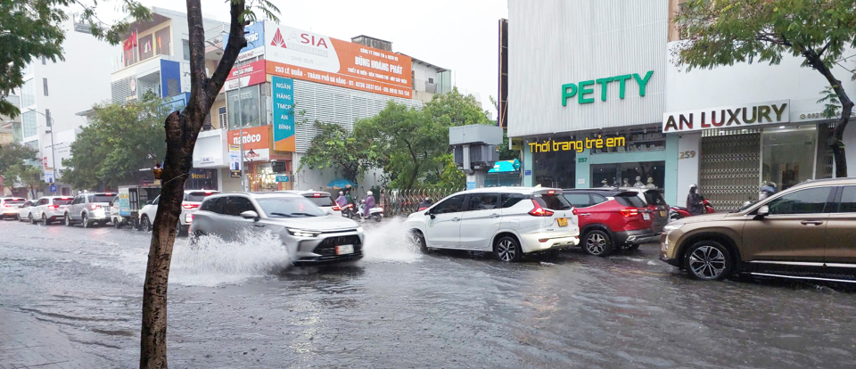 Ban Chỉ huy Ph&ograve;ng chống thi&ecirc;n tai, t&igrave;m kiếm cứu nạn v&agrave; ph&ograve;ng thủ d&acirc;n sự TP Đ&agrave; Nẵng đ&atilde; ban h&agrave;nh c&ocirc;ng điện đề nghị c&aacute;c lực lượng, sở, ban, ng&agrave;nh, địa phương, đơn vị ứng ph&oacute; với &aacute;p thấp nhiệt đới gần Biển Đ&ocirc;ng..