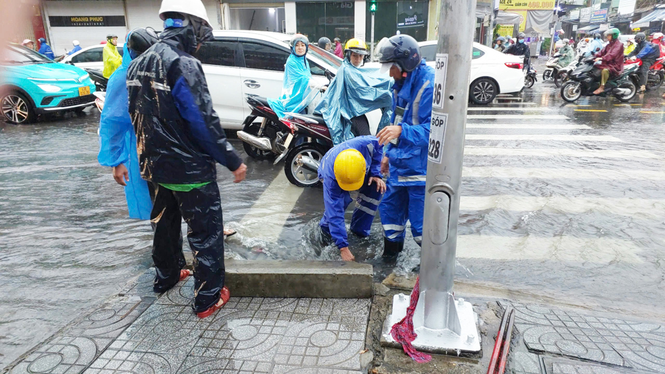 UBND TP Đ&agrave; Nẵng cũng đ&atilde; họp để r&agrave; so&aacute;t c&ocirc;ng t&aacute;c chuẩn bị ứng ph&oacute; với &aacute;p thấp nhiệt đới c&oacute; khả năng mạnh th&agrave;nh b&atilde;o số 4.