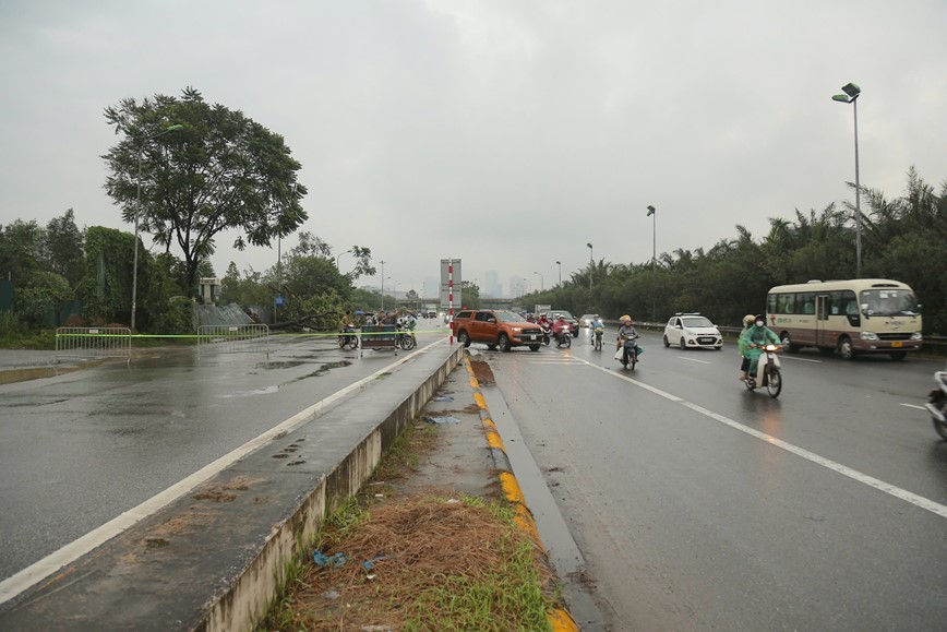 Sở GTVT cấm phương tiện lưu th&ocirc;ng qua đoạn đường gom bị ngập &uacute;ng.