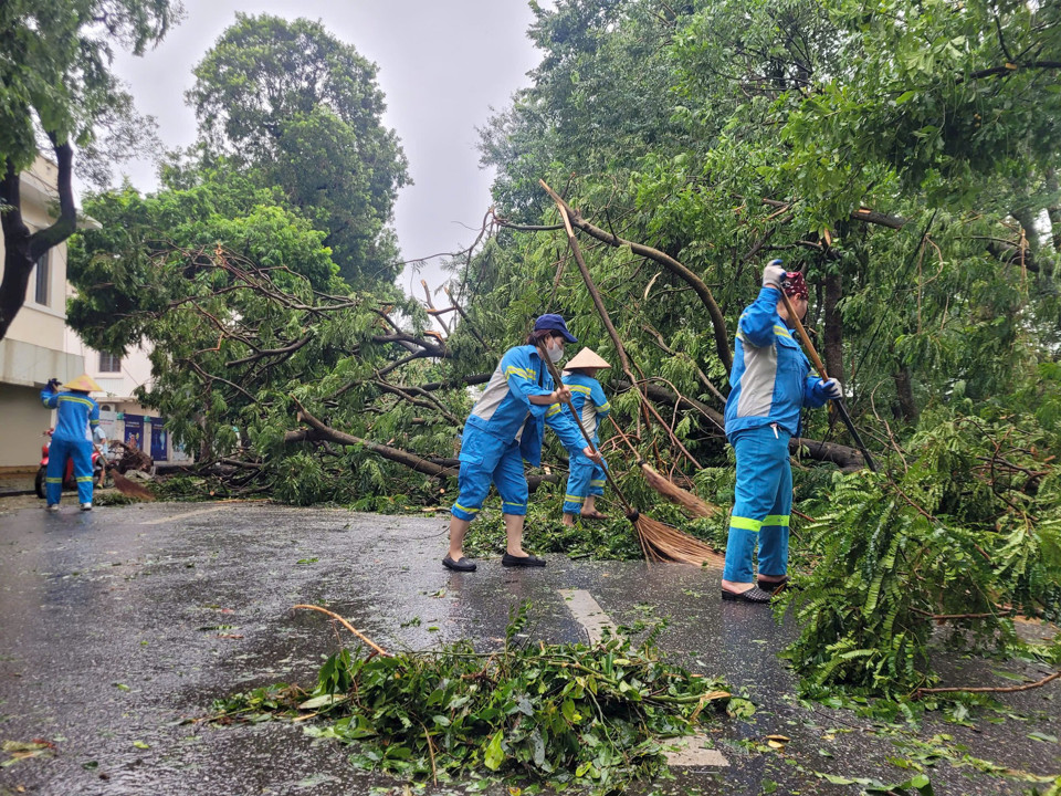 Nh&acirc;n vi&ecirc;n URENCO H&agrave; Nội thực hiện dọn vệ sinh sau b&atilde;o tr&ecirc;n địa b&agrave;n quận Ho&agrave;n Kiếm. Ảnh: Lam Thanh