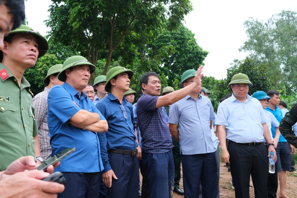 L&atilde;nh đạo 2 tỉnh Vĩnh Ph&uacute;c v&agrave; Ph&uacute; Thọ tại hiện trường chỉ đạo giải quyết sự cố ở cầu Vĩnh Ph&uacute; ng&agrave;y 10/9. Ảnh: Sỹ H&agrave;o.&nbsp;