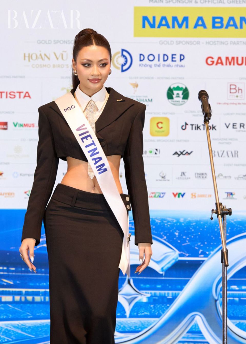 Đại diện Việt Nam tại cuộc thi l&agrave; Miss Cosmo - Hoa hậu Ho&agrave;n vũ Việt Nam 2023&nbsp;B&ugrave;i Thị Xu&acirc;n Hạnh.&nbsp;B&ugrave;i Thị Xu&acirc;n Hạnh qu&ecirc; ở Ninh B&igrave;nh, tốt nghiệp trường Đại học Kinh tế Quốc d&acirc;n H&agrave; Nội. C&ocirc; năm nay 22 tuổi, cao 171 cm, số đo ba v&ograve;ng 82-60-87cm. Xu&acirc;n Hạnh đoạt danh hiệu &aacute; qu&acirc;n cuộc thi&nbsp;The Face Vietnam 2023&nbsp;v&agrave;o th&aacute;ng 7/2023.&nbsp;Ảnh: Uni