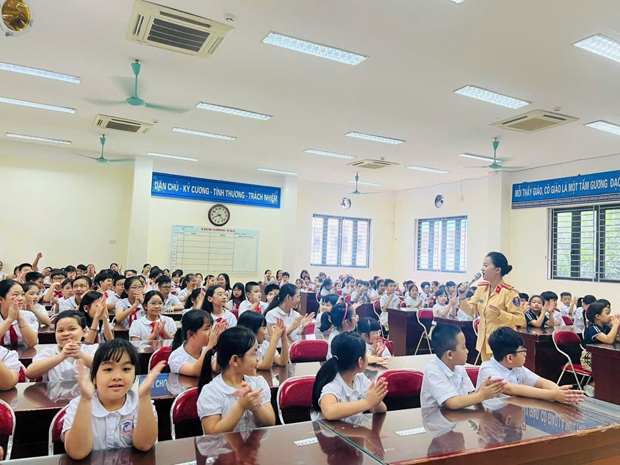 Học sinh h&agrave;o hứng tham gia buổi tuy&ecirc;n truyền.&nbsp;