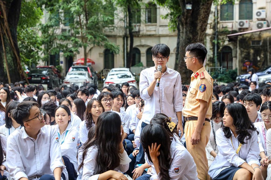 Xây dựng văn hoá giao thông cho hơn 1 vạn học sinh Thủ đô - Ảnh 1