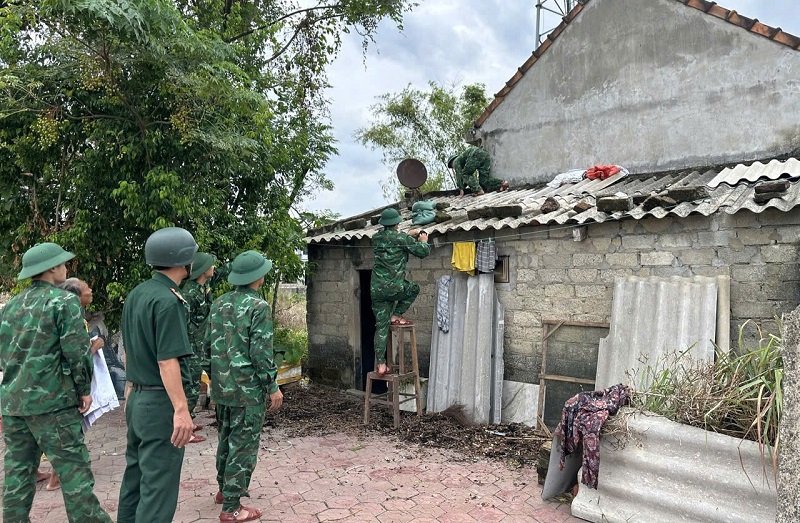 Tỉnh H&agrave; Tĩnh đ&atilde; ban h&agrave;nh C&ocirc;ng điện khẩn, y&ecirc;u cầu c&aacute;c cơ quan, địa phương, đơn vị tập trung tuy&ecirc;n truyền, cảnh b&aacute;o, thực hiện tốt phương &aacute;n "4 tại chỗ", chủ động ứng ph&oacute; kịp thời, khắc phục khẩn trương, hiệu quả khi b&atilde;o lũ xảy ra