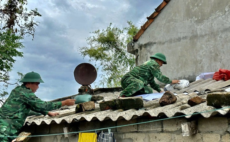 Hiện nay, c&ocirc;ng t&aacute;c ứng ph&oacute; với b&atilde;o số 4 đang được ch&iacute;nh quyền c&aacute;c cấp, c&aacute;c cơ quan, đơn vị ở tỉnh H&agrave; Tĩnh tập trung thực hiện, nhằm ph&ograve;ng ngừa thiệt hại do mưa b&atilde;o g&acirc;y ra