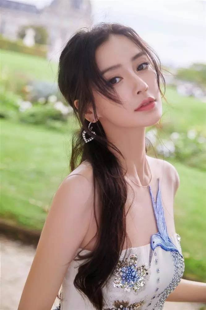 Angelababy sống độc th&acirc;n, vẫn trẻ trung, xinh đẹp ở tuổi 35. Ảnh: Weibo