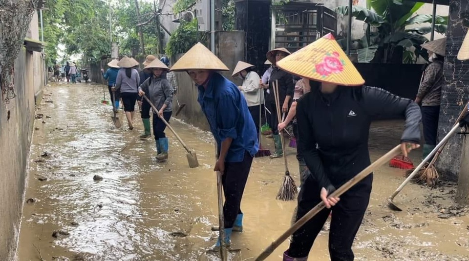 Người d&acirc;n huyện Lập Thạch tiến h&agrave;nh dọn dẹp vệ sinh m&ocirc;i trường sau b&atilde;o số 3 v&agrave; mưa lũ. Ảnh: Lương Giang.&nbsp;