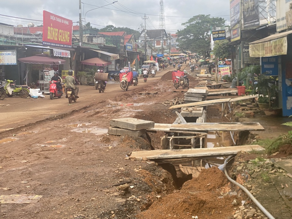 Nhiều khu vực thi c&ocirc;ng dự &aacute;n kh&ocirc;ng c&oacute; biển b&aacute;o, r&agrave;o chắn.