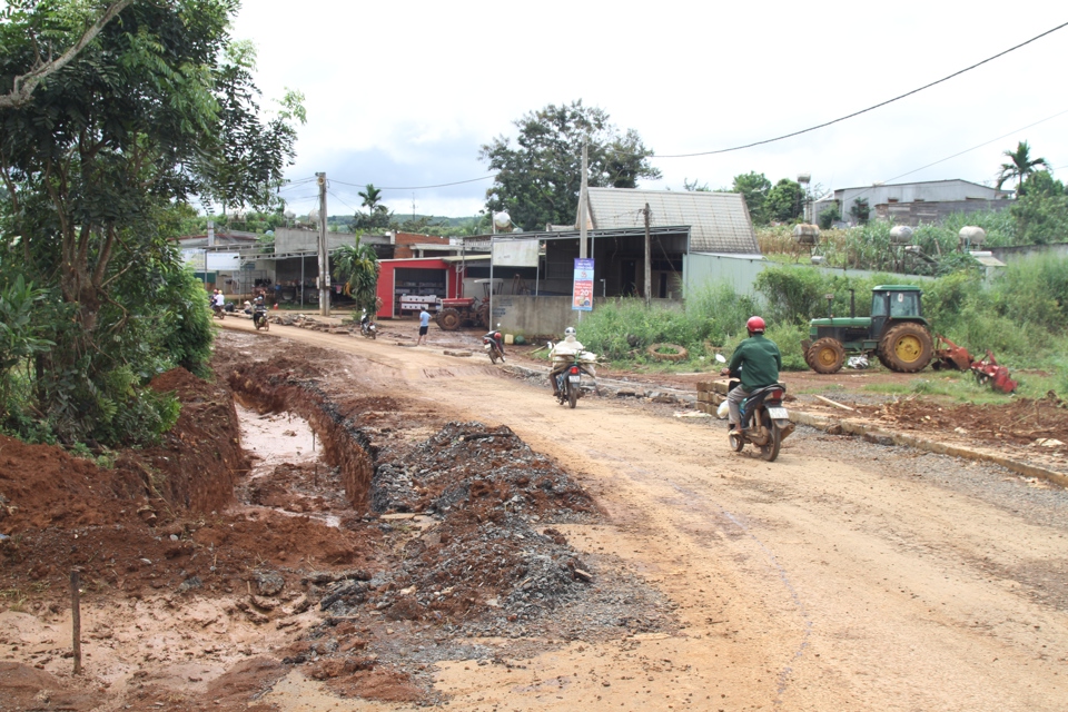 Hố s&acirc;u nhưng kh&ocirc;ng bố tr&iacute; barie, cọc ti&ecirc;u, biển b&aacute;o.