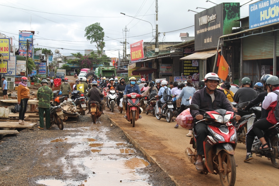 Đường li&ecirc;n x&atilde; Quảng Sơn - Đắk R&rsquo;Măng mỗi ng&agrave;y c&oacute; rất đ&ocirc;ng phương tiện tham gia giao th&ocirc;ng.