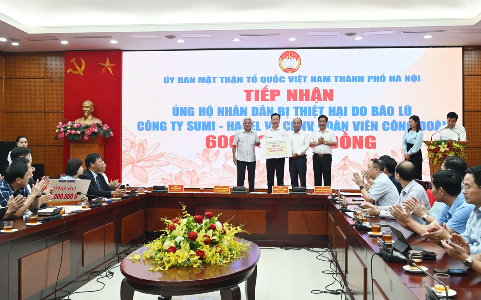 Ph&oacute; Chủ tịch Thường trực Ủy ban MTTQ Việt Nam TP H&agrave; Nội Nguyễn Sỹ Trường tiếp nhận ủng hộ Nh&acirc;n d&acirc;n bị thiệt hại do b&atilde;o lũ từ c&aacute;c cơ quan, đơn vị&nbsp;