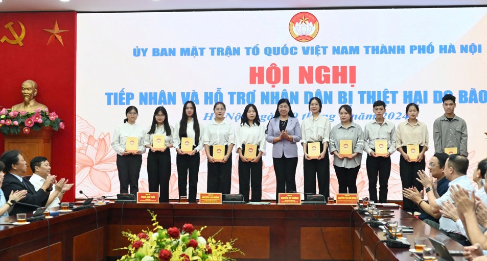 Chủ tịch Ủy ban Mặt trận Tổ quốc Việt Nam TP H&agrave; Nội Nguyễn Lan Hương trao hỗ trợ cho sinh vi&ecirc;n đang học tập tr&ecirc;n địa b&agrave;n H&agrave; Nội đến từ c&aacute;c tỉnh, th&agrave;nh bị ảnh hưởng nặng nề bởi cơn b&atilde;o số 3