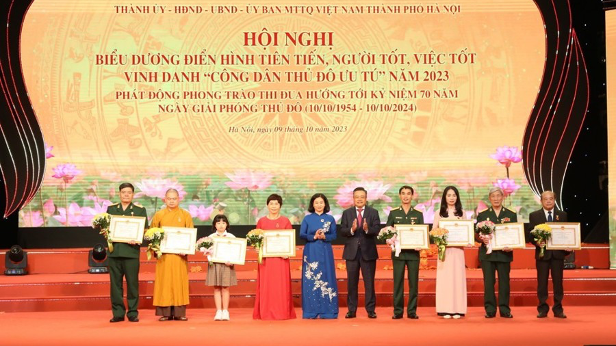 L&atilde;nh đạo TP H&agrave; Nội biểu dương, trao thưởng c&aacute;c gương &ldquo;Người tốt, việc tốt&rdquo; ti&ecirc;u biểu của TP năm 2023. Ảnh minh hoạ