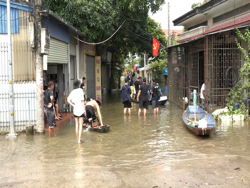 Mực nước s&ocirc;ng, h&ocirc;̀ tr&ecirc;n địa bàn rút ch&acirc;̣m n&ecirc;n nhi&ecirc;̀u nơi tại Mỹ Đức v&acirc;̃n bị úng ng&acirc;̣p. Ảnh: V. Bi&ecirc;n&nbsp;