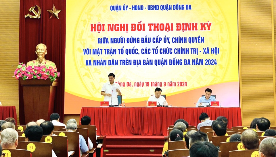 L&atilde;nh đạo quận Đống Đa chủ tr&igrave; hội nghị đối thoại.