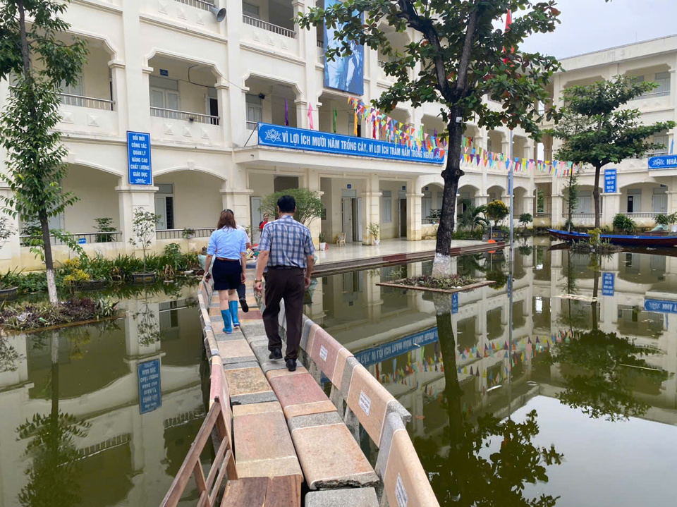 Trường Ti&ecirc;̉u học Hợp Ti&ecirc;́n B k&ecirc; gh&ecirc;́ đá làm đường cho th&acirc;̀y, c&ocirc; đi vào trường. Ảnh: V. Bi&ecirc;n&nbsp;