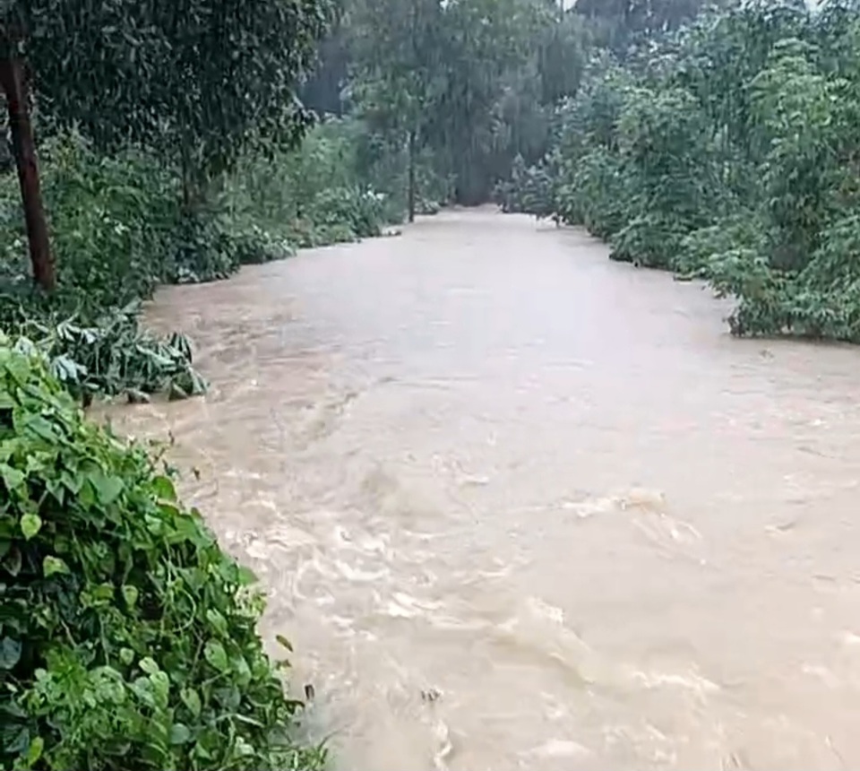 Hiện trường nơi mẹ con chị T gặp nạn khiến chị T mất t&iacute;ch v&agrave; tử vong trong nước lũ.&nbsp;