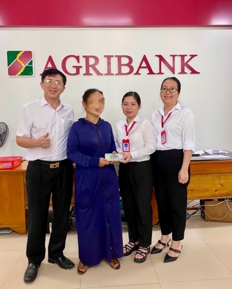 Kh&aacute;ch h&agrave;ng c&ugrave;ng c&aacute;n bộ Agribank Chi nh&aacute;nh Thanh H&oacute;a.