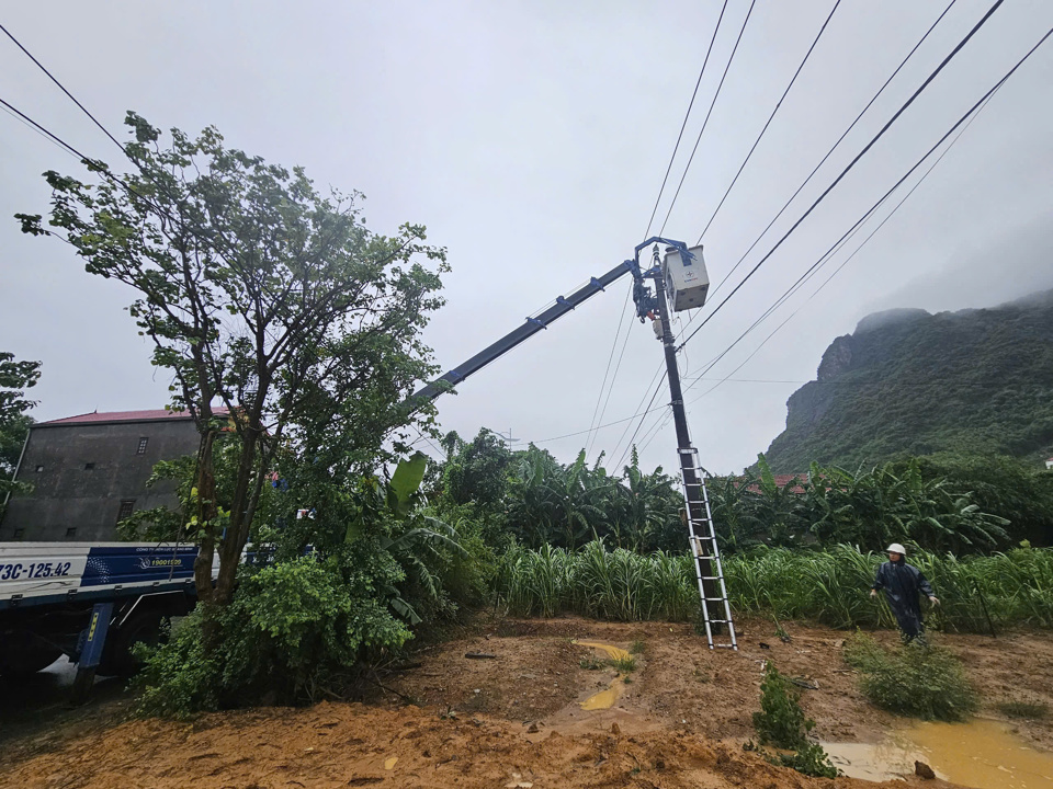 C&ocirc;ng ty Điện lực Quảng B&igrave;nh ra qu&acirc;n khắc phục sự cố điện do b&atilde;o số 4&nbsp;trong chiều 19/9.