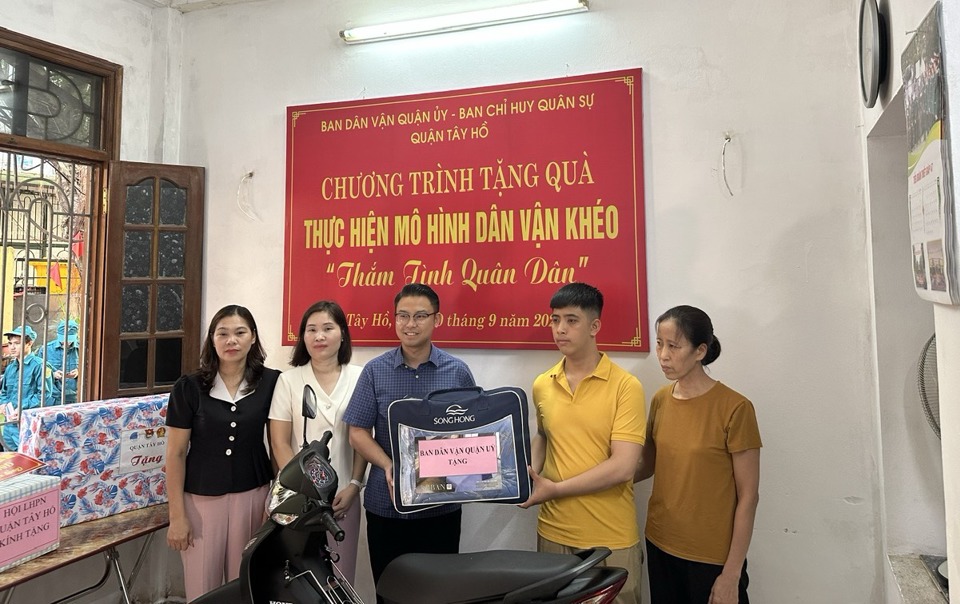 L&atilde;nh đạo Ban D&acirc;n vận Quận uỷ T&acirc;y Hồ tặng qu&agrave; thực hiện chương tr&igrave;nh "Thắm t&igrave;nh qu&acirc;n d&acirc;n" cho gia đ&igrave;nh đồng ch&iacute; Trần B&ugrave;i Khắc Hiếu.