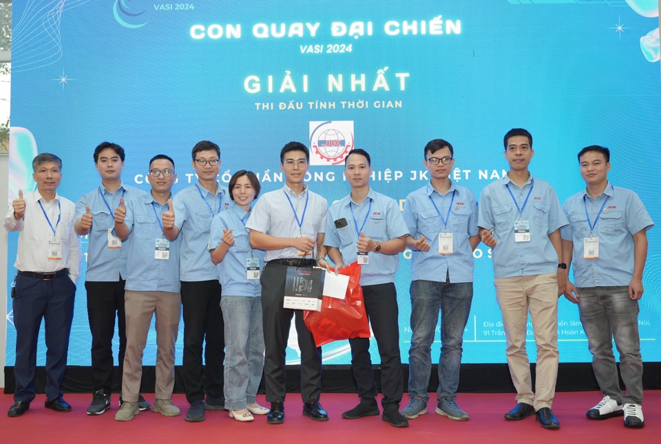 C&aacute;c th&agrave;nh vi&ecirc;n đội gi&agrave;nh Giải Nhất phần thi đấu t&iacute;nh thời gian trong&nbsp; Cuộc thi&nbsp;&ldquo;Con quay Đại chiến VASI 2024&rdquo;.