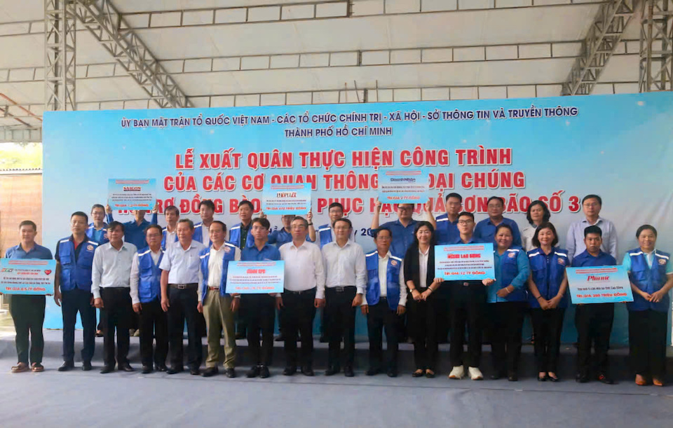 Lễ xuất qu&acirc;n thực hiện c&ocirc;ng tr&igrave;nh của c&aacute;c cơ quan th&ocirc;ng tin đại ch&uacute;ng hỗ trợ đồng b&agrave;o khắc phục hậu quả cơn b&atilde;o số 3.&nbsp;Ảnh:&nbsp;Tiểu Th&uacute;y