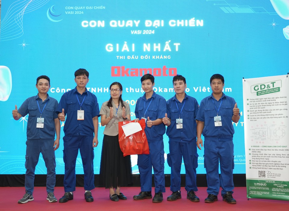 C&aacute;c th&agrave;nh vi&ecirc;n đội gi&agrave;nh Giải Nhất phần thi đối kh&aacute;ng trong&nbsp; Cuộc thi&nbsp;&ldquo;Con quay Đại chiến VASI 2024&rdquo;.