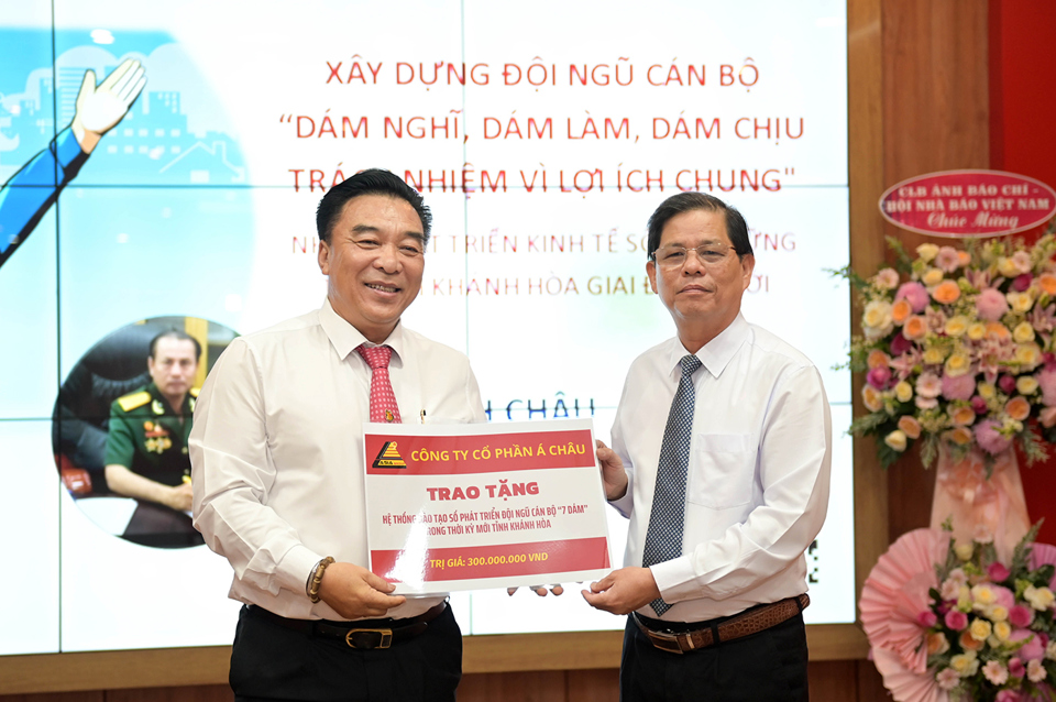 &Ocirc;ng Nguyễn Tấn Tu&acirc;n (b&ecirc;n phải) trao tượng trưng 300 triệu đồng cho l&atilde;nh đạo Hội Nh&agrave; b&aacute;o tỉnh Kh&aacute;nh H&ograve;a để thực hiện ph&aacute;t triển c&ocirc;ng nghệ số cho c&aacute;c cơ quan Hội nh&agrave; b&aacute;o. Ảnh: Trung Nh&acirc;n