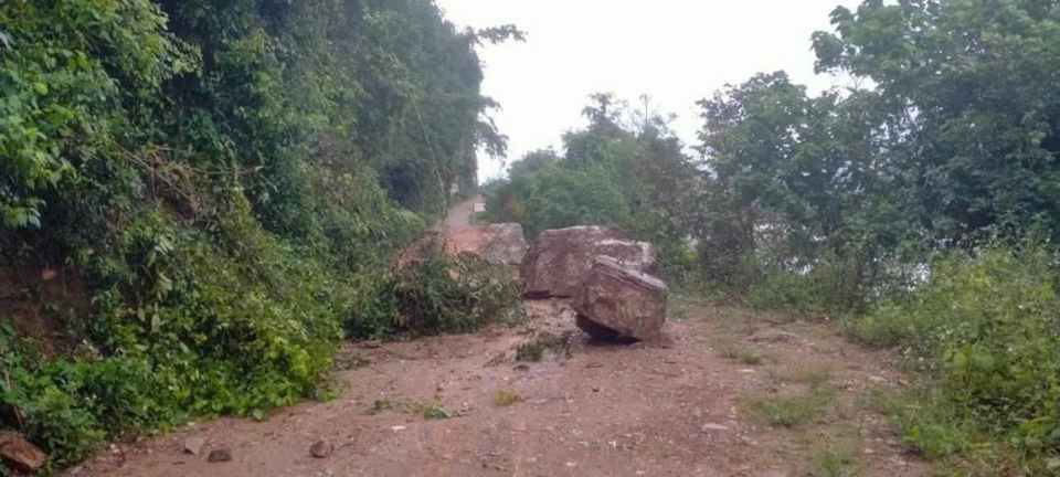 Đường li&ecirc;n th&ocirc;n x&atilde; Lạng Kh&ecirc;, Con Cu&ocirc;ng sạt lở nghi&ecirc;m trọng, đ&aacute; lớn nằm chắn ngổn ngang đường, chia cắt ho&agrave;n to&agrave;n cung đường.&nbsp;